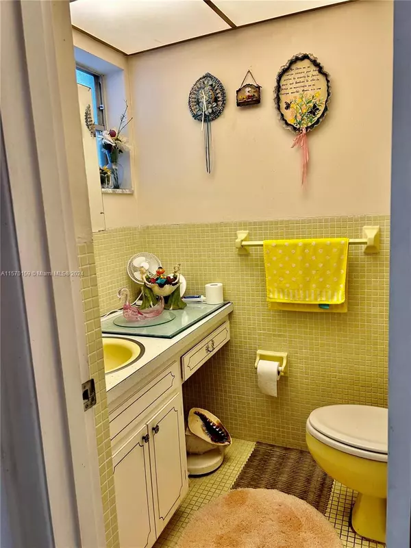 Hallandale Beach, FL 33009,329 SE 3rd St #204S
