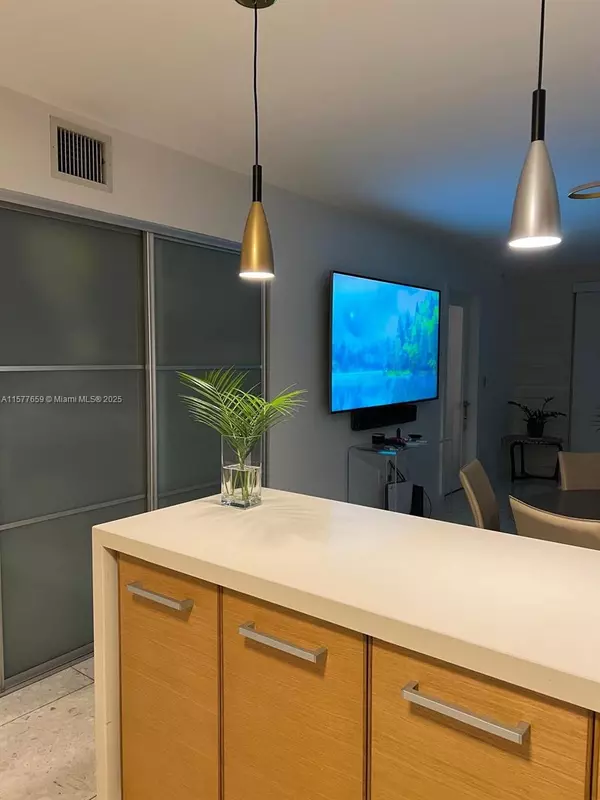 1331 Lincoln Rd #403, Miami Beach, FL 33139