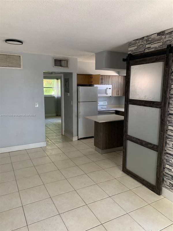 61 NW 36th St #105, Oakland Park, FL 33309