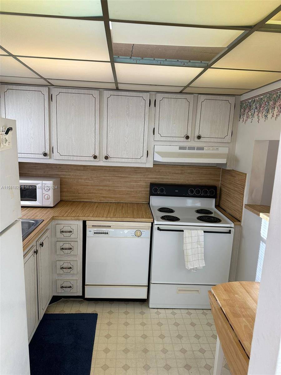 Sunrise, FL 33322,9601 Sunrise Lakes Blvd #206