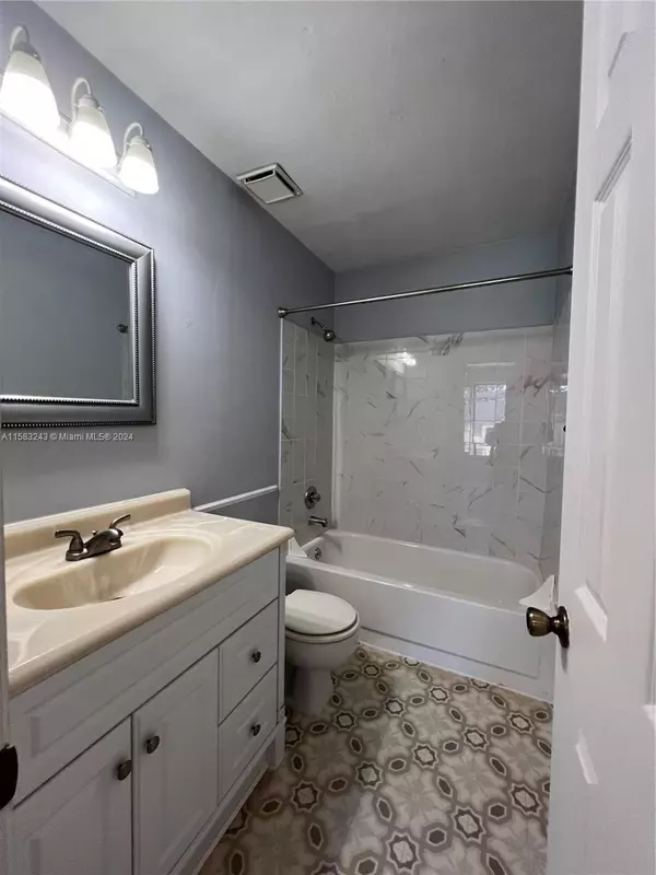 Gainesville, FL 32607,2300 SW 43rd #Q4