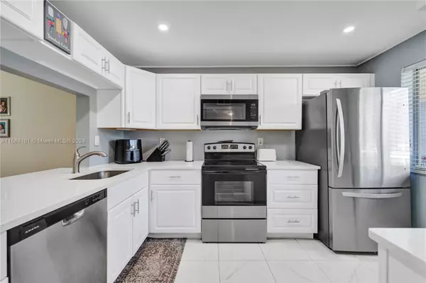 Lauderhill, FL 33319,3772 Inverrary Blvd #107