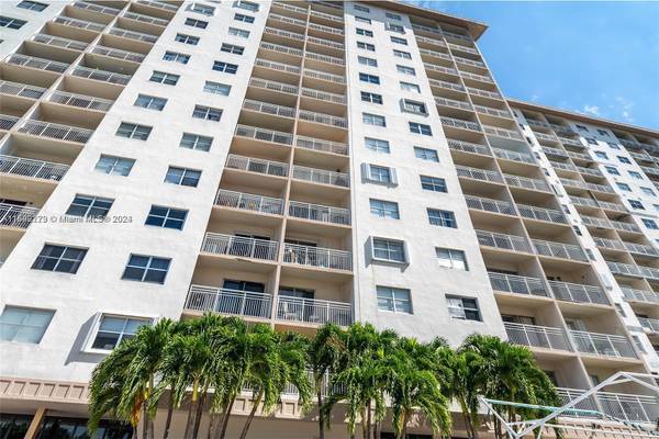 400 Kings Point Dr #102, Sunny Isles Beach, FL 33160