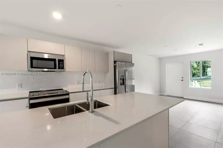 2561 NE 193rd St #1103, Miami, FL 33180