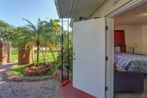 Hollywood, FL 33020,1743 Wiley St