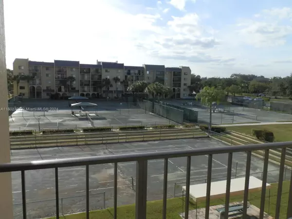 West Palm Beach, FL 33417,2820 Tennis Club Dr #403