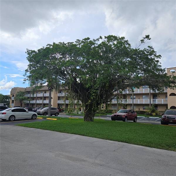 9330 Sunrise Lakes Blvd #205, Sunrise, FL 33322