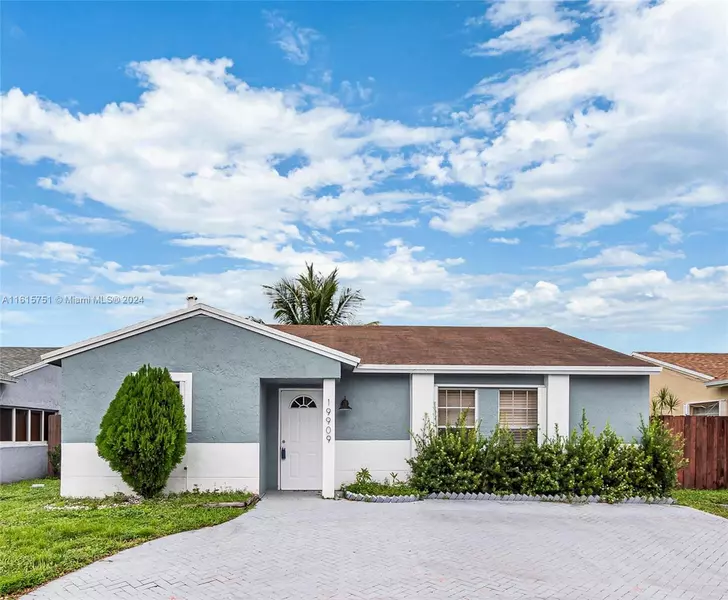 19909 NW 67th Cir Ct, Hialeah, FL 33015