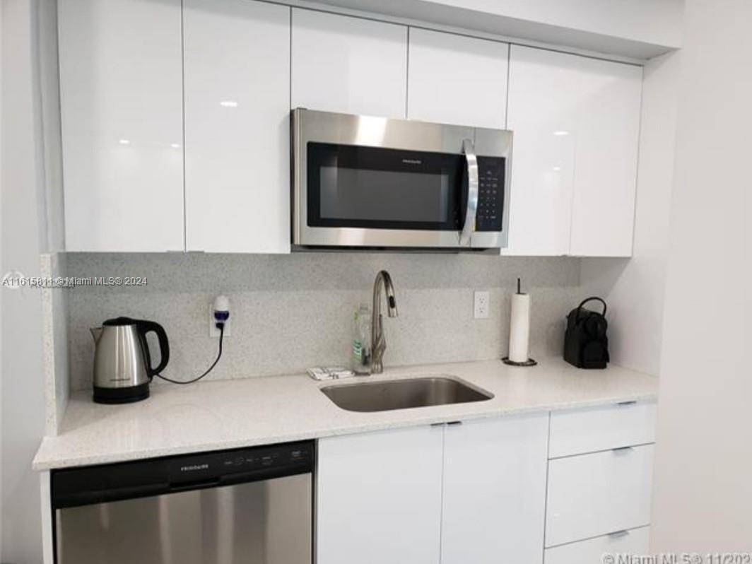 Bay Harbor Islands, FL 33154,9500 W Bay Harbor Dr #4G