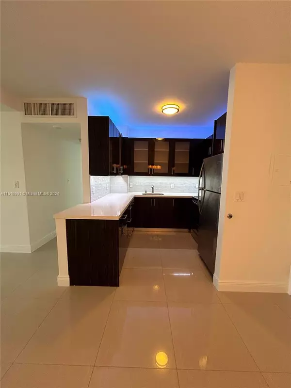 Miami Beach, FL 33141,7441 Wayne Ave #10K