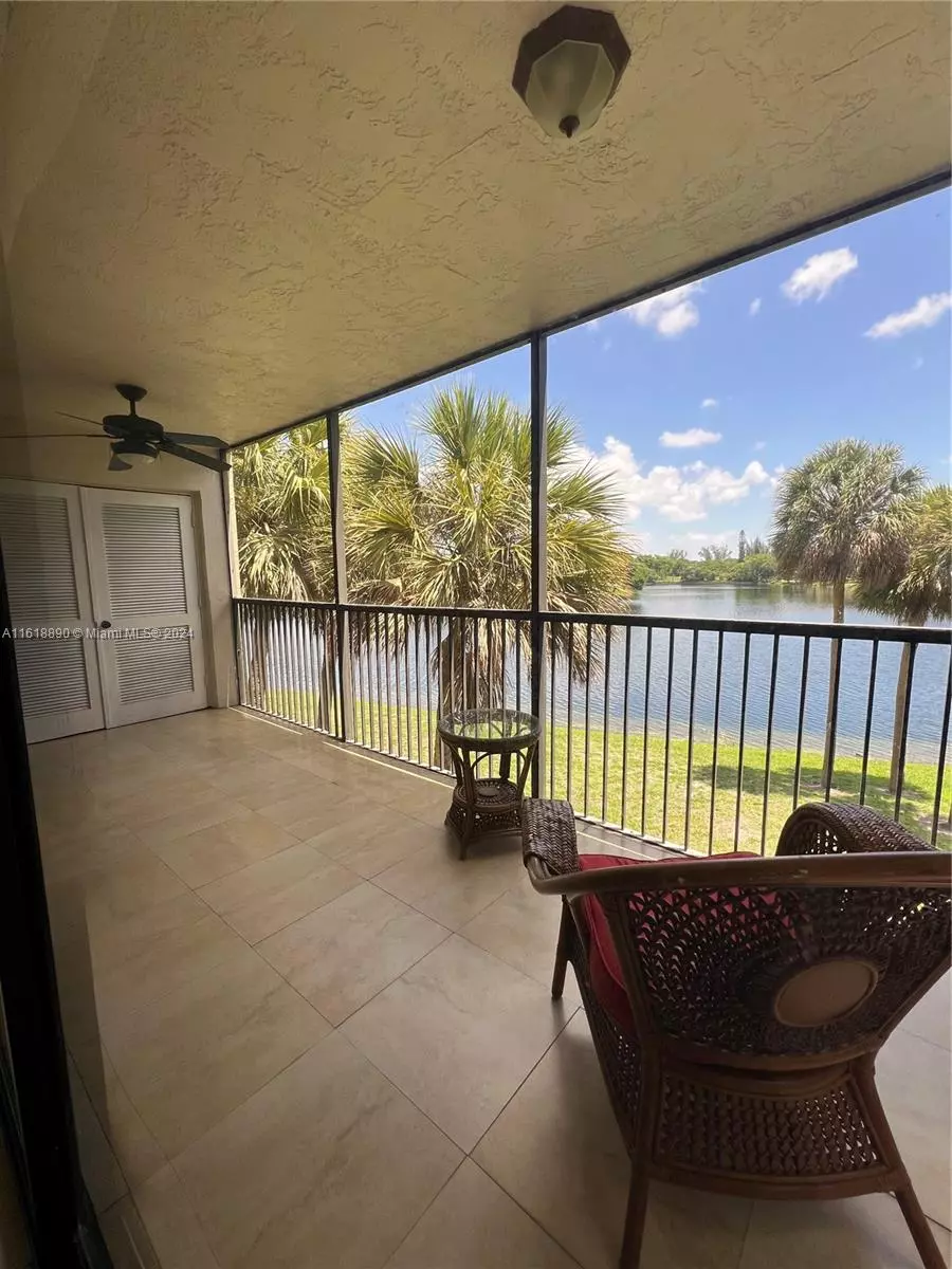 Lauderhill, FL 33313,6475 W Oakland Park Blvd #311