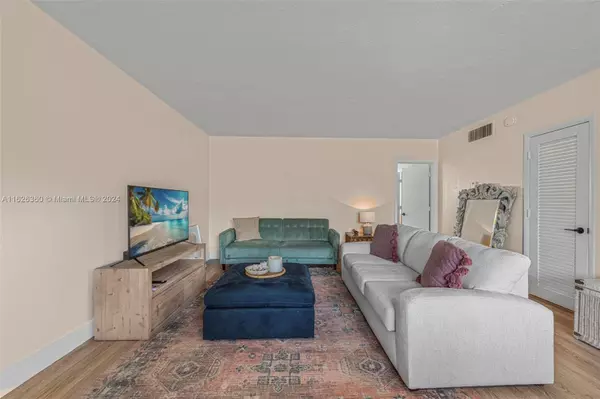 Miami Beach, FL 33140,2858 Pine Tree Dr #7
