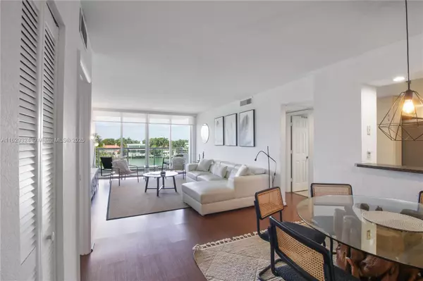 Miami Beach, FL 33140,5600 Collins Ave #5R