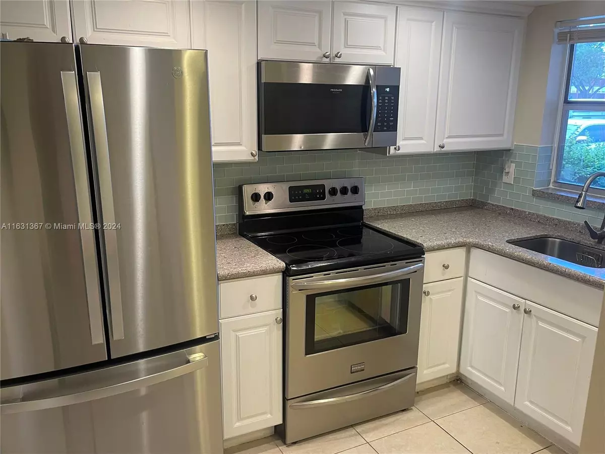 Sunrise, FL 33322,9621 Sunrise Lakes Blvd #101
