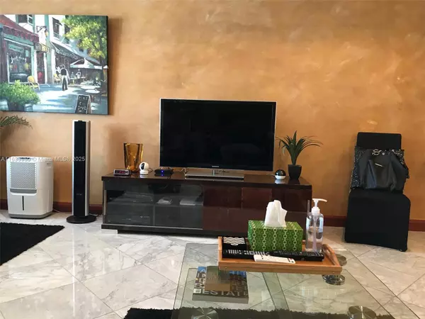 Miami Beach, FL 33139,100 Lincoln Rd #1633