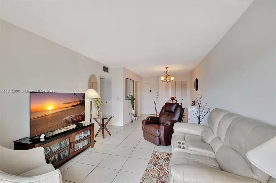 6820 W Flagler St #202, Miami, FL 33144