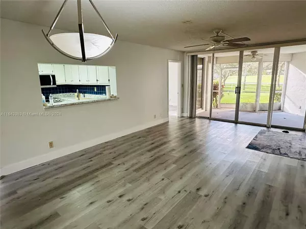 Davie, FL 33324,9501 Seagrape Dr #101