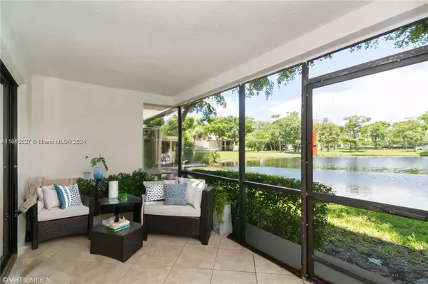 2304 S Cypress Bend Dr #113, Pompano Beach, FL 33069