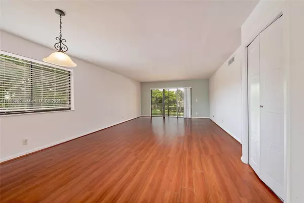 Weston, FL 33326,350 Lakeview Dr #201