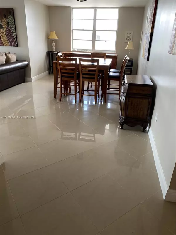 Sunny Isles Beach, FL 33160,300 Bayview Dr #PH-06