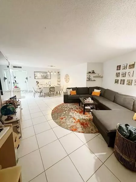 3800 N Hills Dr #407, Hollywood, FL 33021