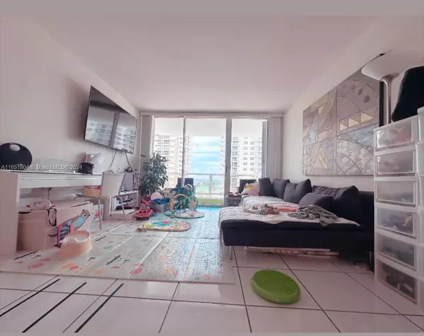 Miami Beach, FL 33140,5700 Collins Ave #8B