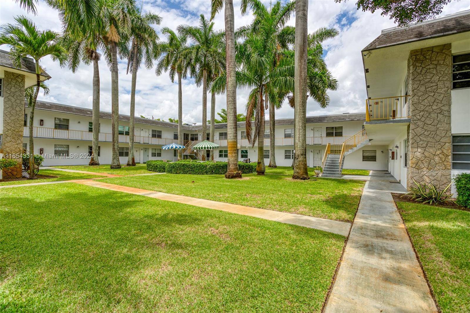 Davie, FL 33314,6211 SW 37th St #202