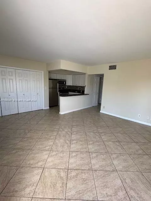 4050 NE 12th Ter #30-1, Oakland Park, FL 33334