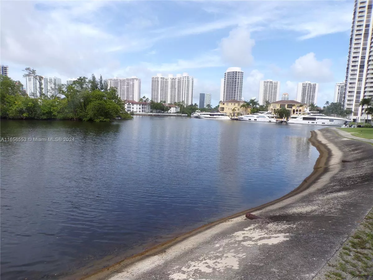 Aventura, FL 33160,3030 Marcos Dr #T101