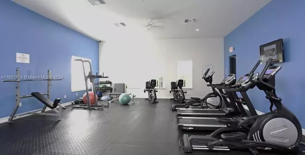 Pompano Beach, FL 33060,215 SW 6th Pl #215