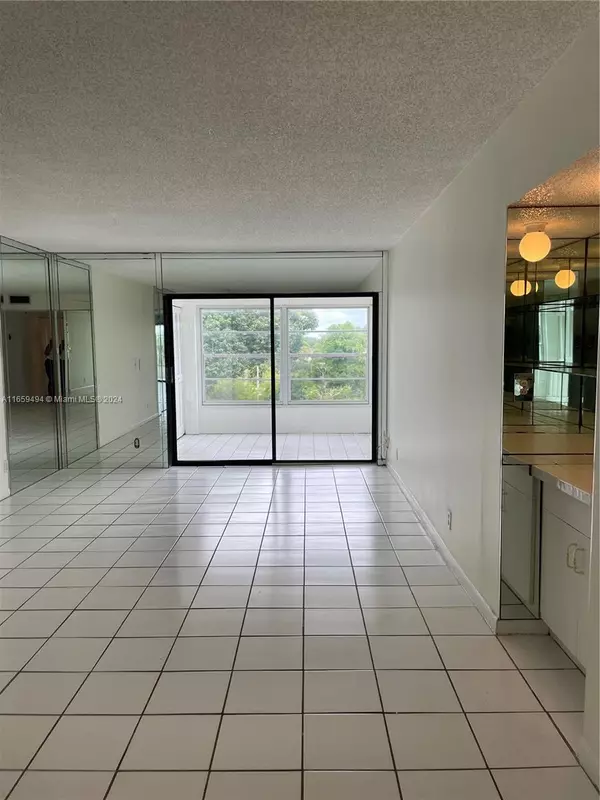 Boca Raton, FL 33428,9235 SW 8th St #406