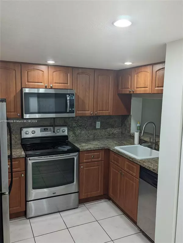 Pembroke Pines, FL 33026,11431 NW 10th St #11431
