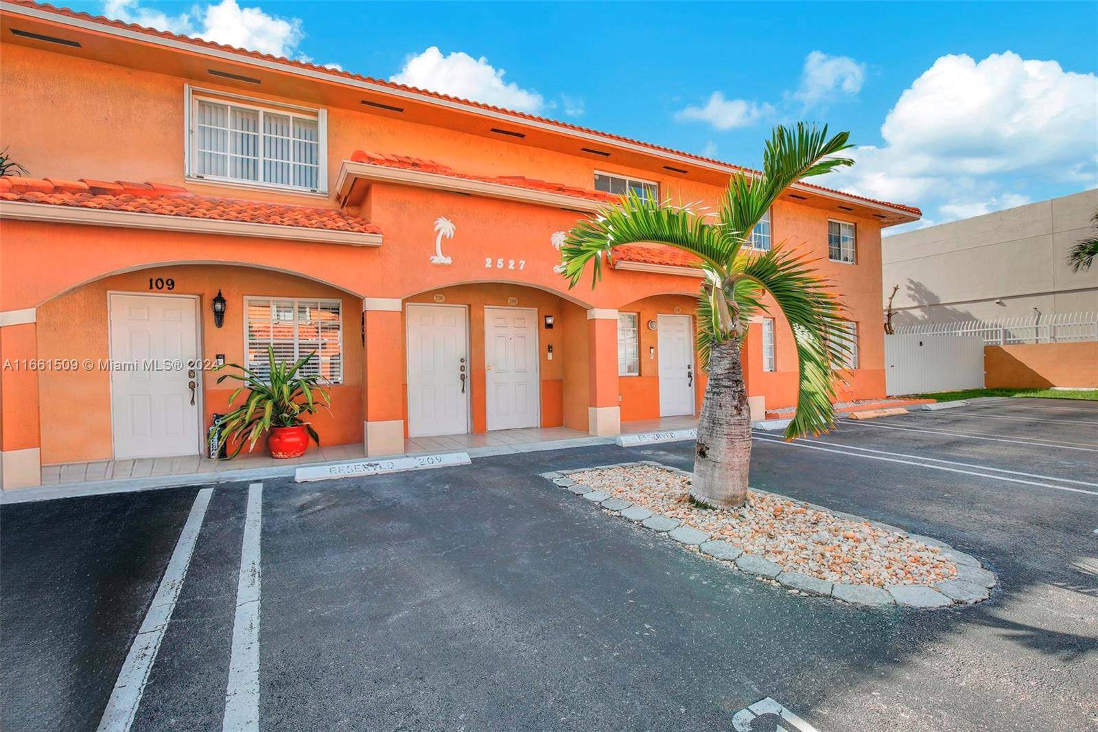 2527 W 76th St #208, Hialeah, FL 33016