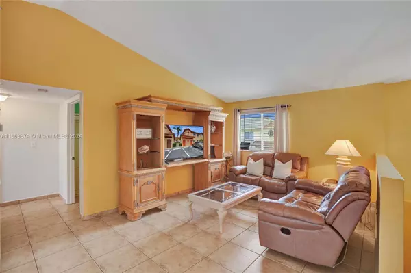 Hialeah, FL 33015,17326 NW 74th Ave #202