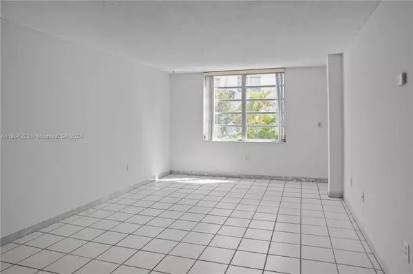 North Miami, FL 33161,1250 NE 125th St #208C