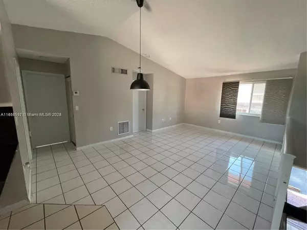 Doral, FL 33166,8037 Lake Dr #20-4