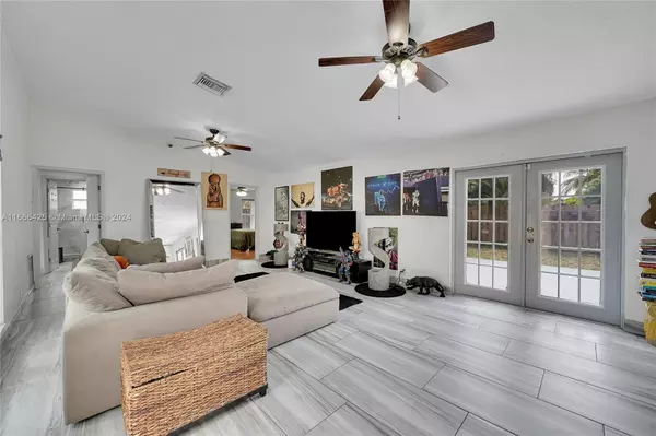 Deerfield Beach, FL 33442,387 NW 39th Way