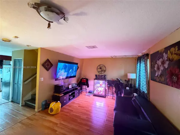 North Miami Beach, FL 33162,2036 NE 167th St #3-132
