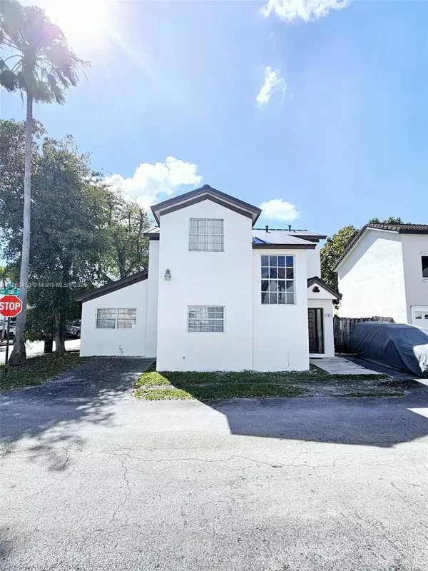 12662 NW 8th Trl, Miami, FL 33182