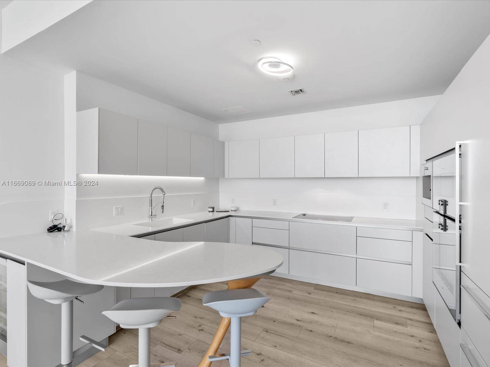 Sunny Isles Beach, FL 33160,16901 Collins Ave #604