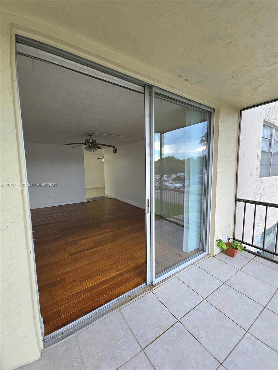 Plantation, FL 33313,7100 NW 17th St #216