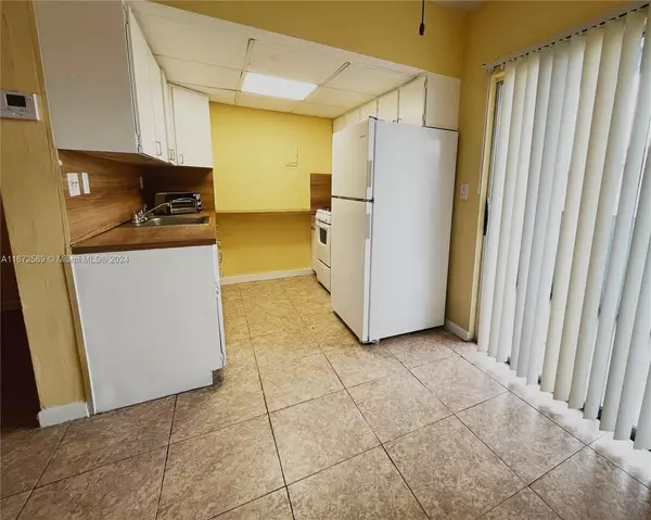 Miami Springs, FL 33166,701 S Royal Poinciana Blvd #11