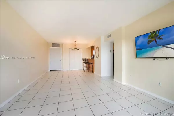 8895 Fontainebleau Blvd #503, Miami, FL 33172