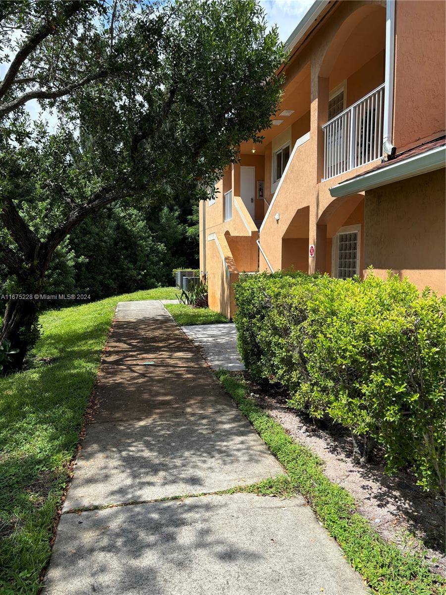 Davie, FL 33314,6976 SW 39th St #G201