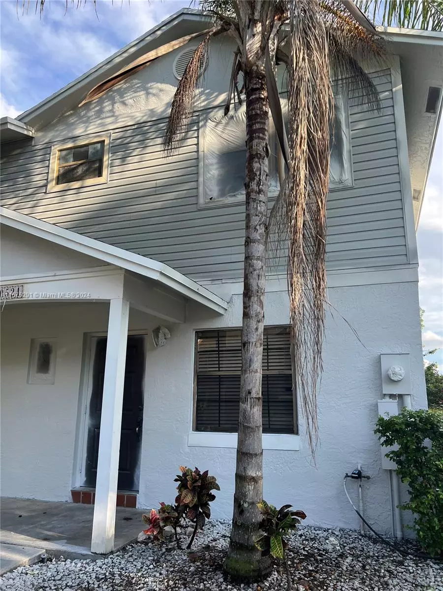 Pembroke Pines, FL 33026,10524 NW 6th St