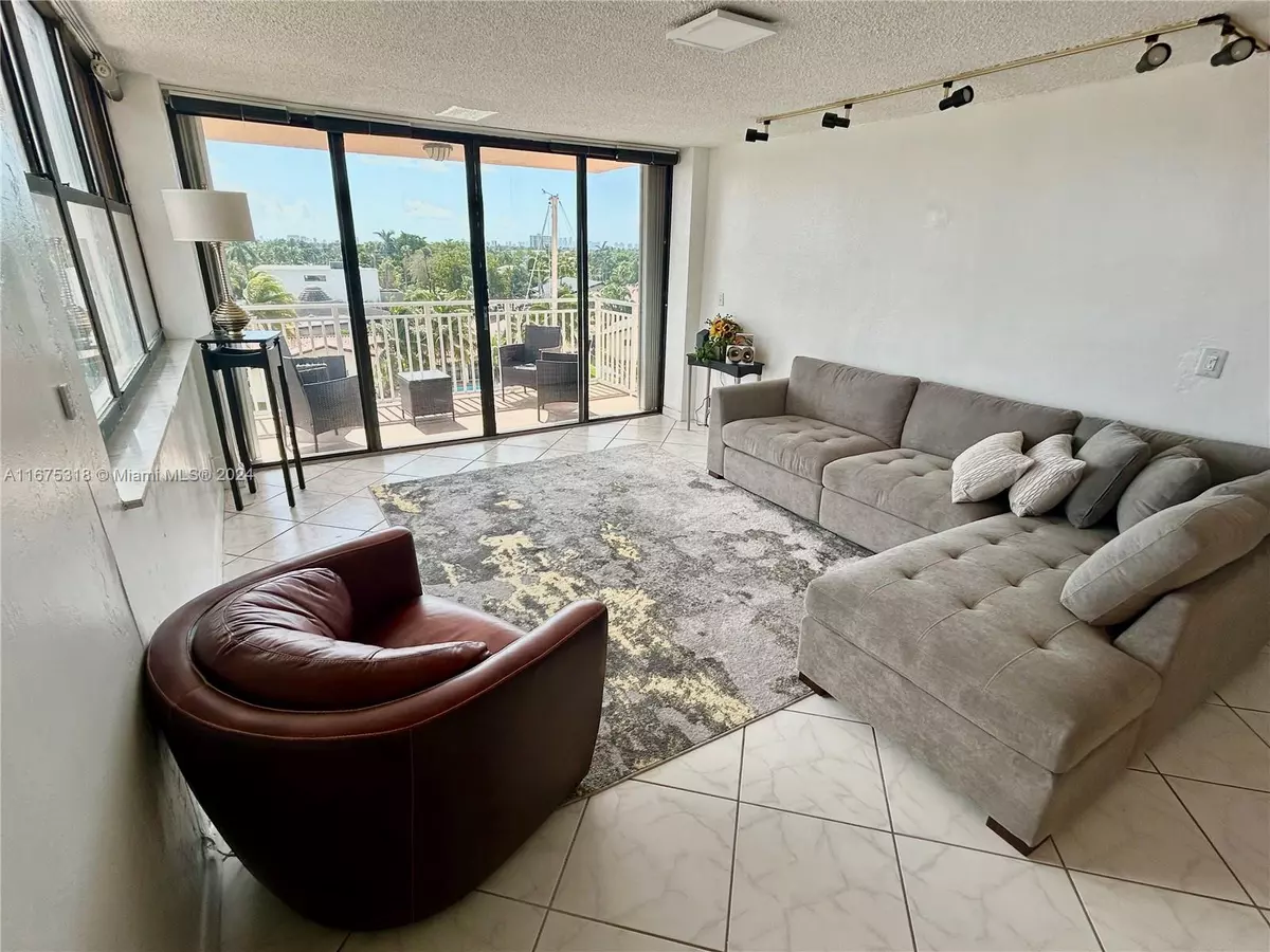 North Miami, FL 33181,2450 NE 135th St #401