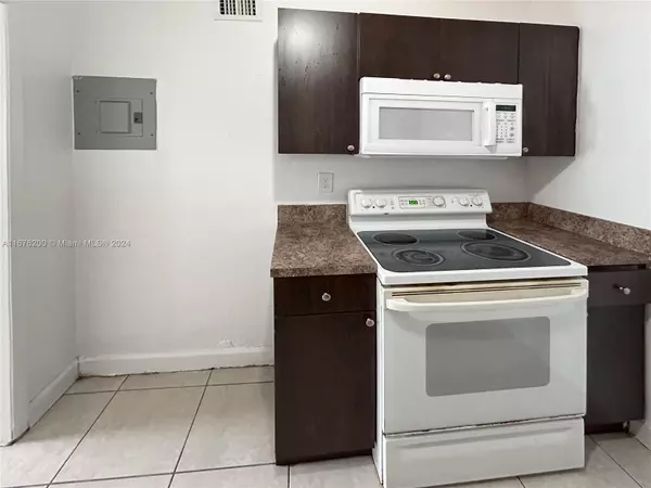 Miami, FL 33138,719 NE 86th St #2