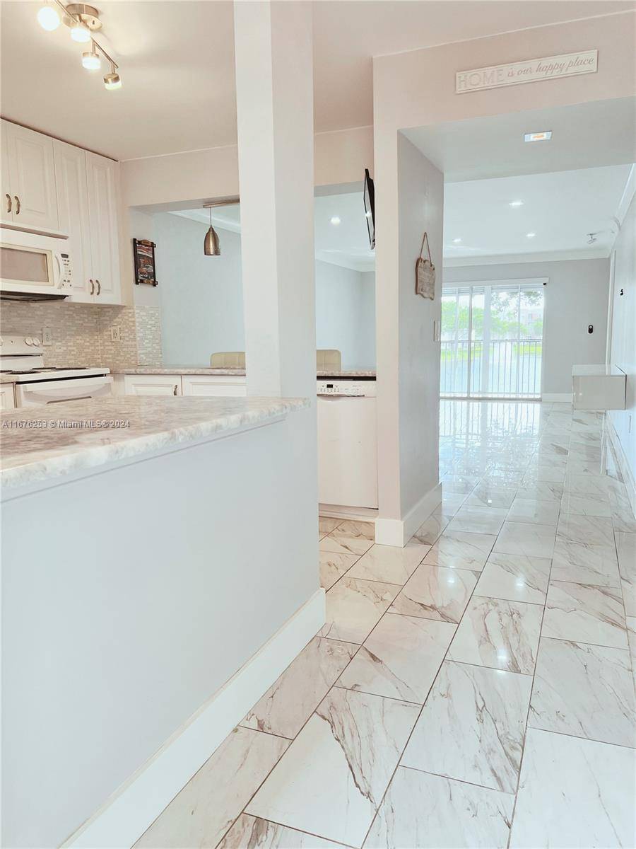 Tamarac, FL 33321,9525 Weldon Cir #H208
