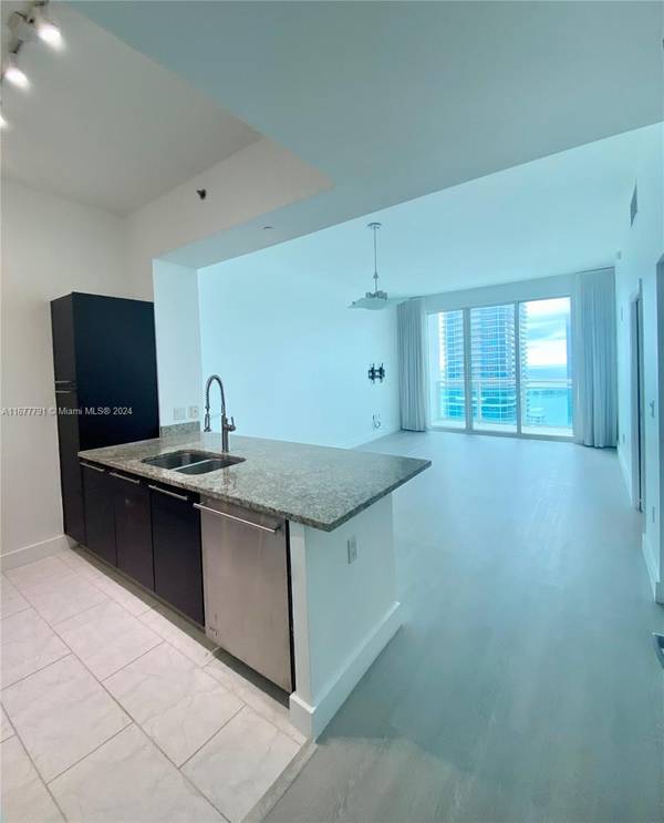 950 Brickell Bay Dr #5303, Miami, FL 33131