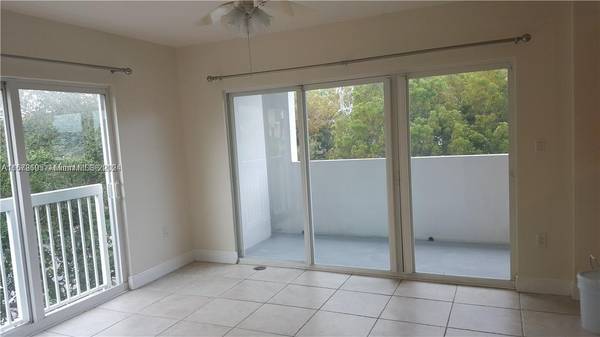 2740 SW 28th Ter #302, Miami, FL 33133